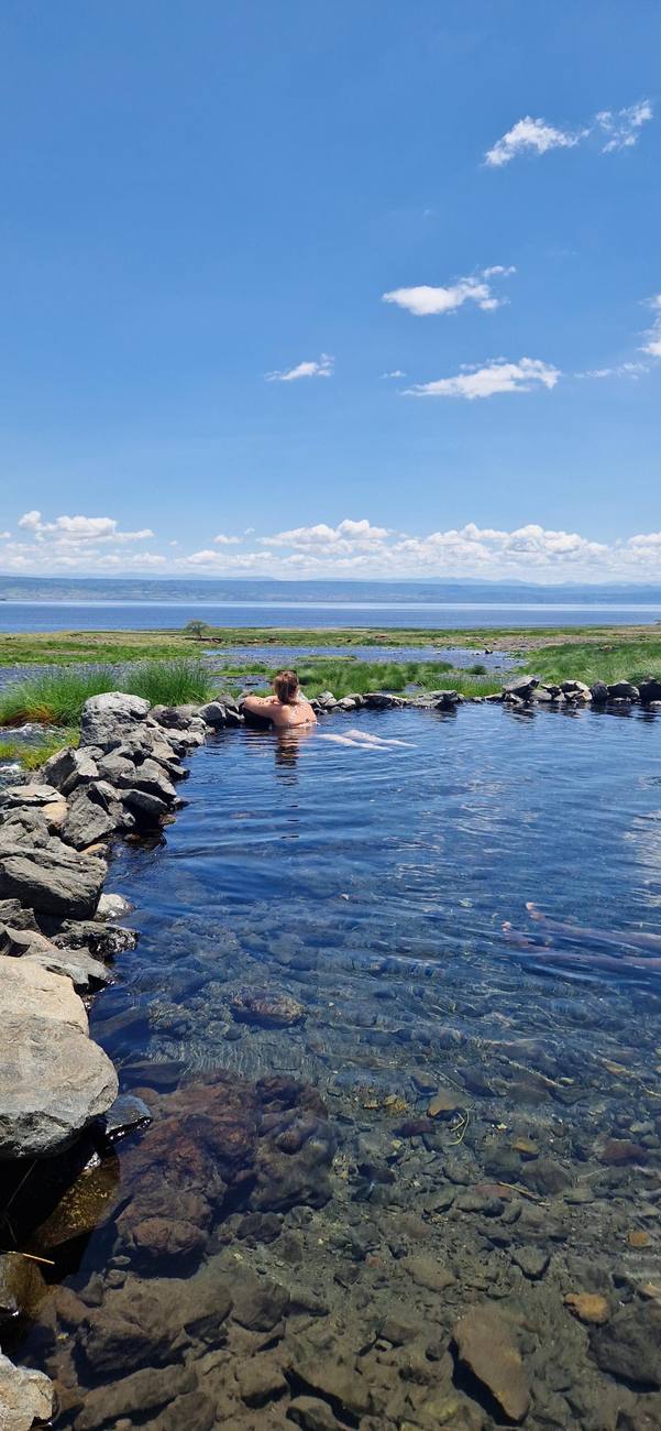 Baignade dans une source d’eau chaude face au lac Natron