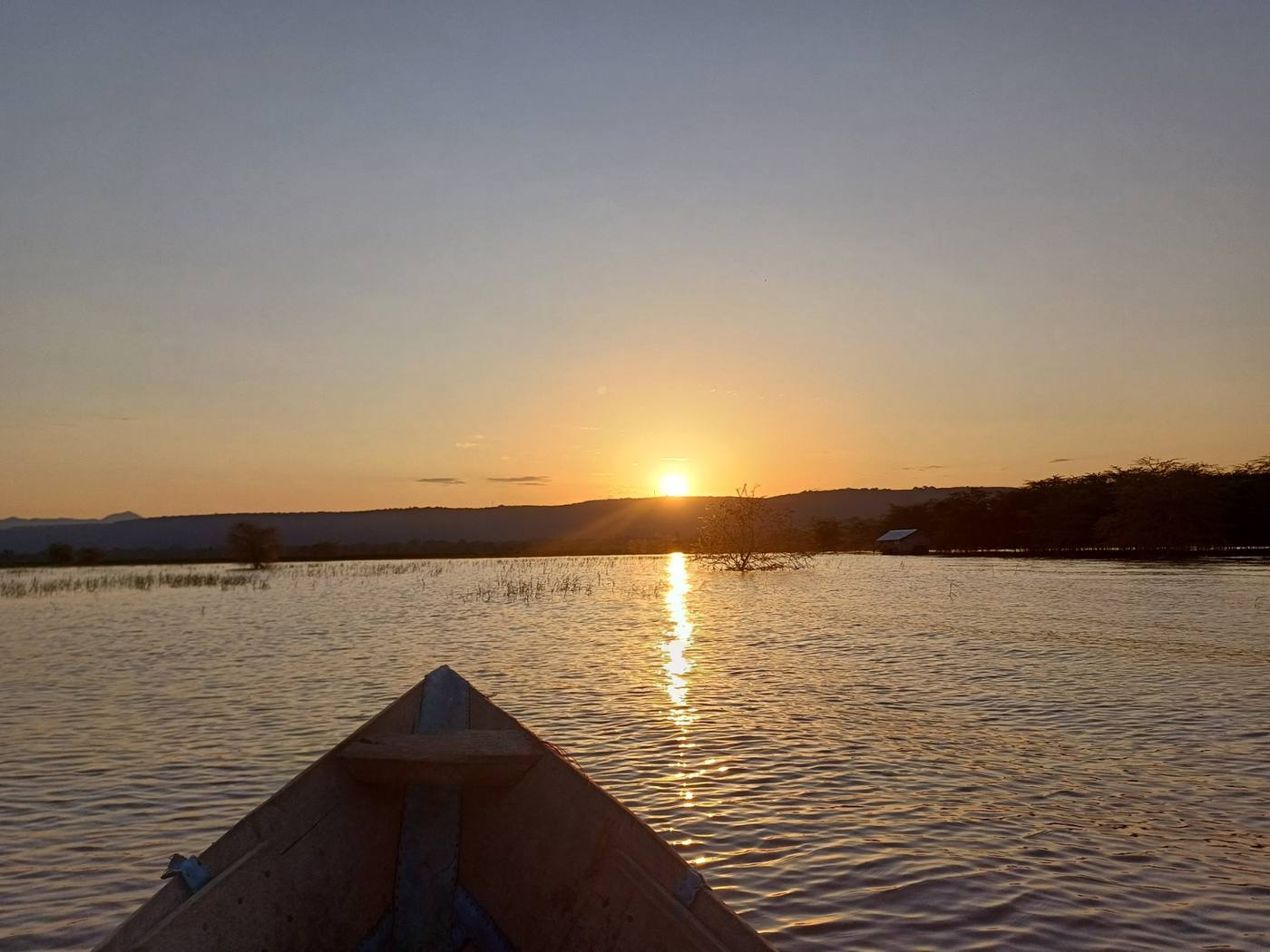 Coucher de soleil en pirogue sur le lac Manyara