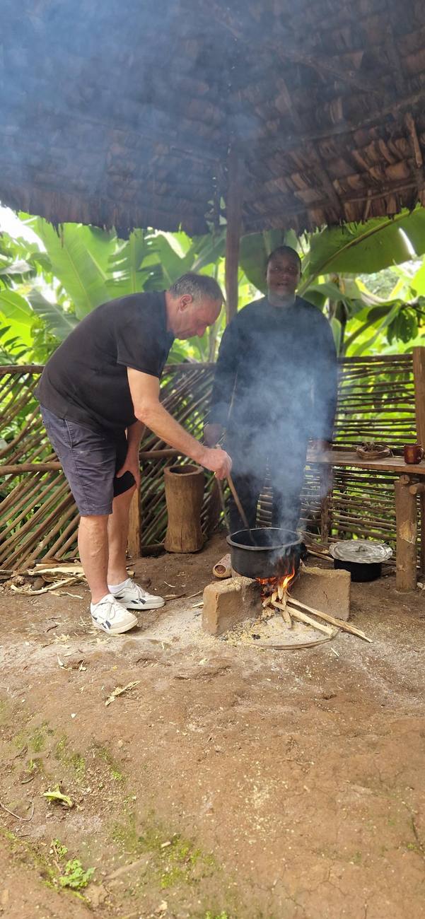 Cuisine au feu de bois, sous la paillote