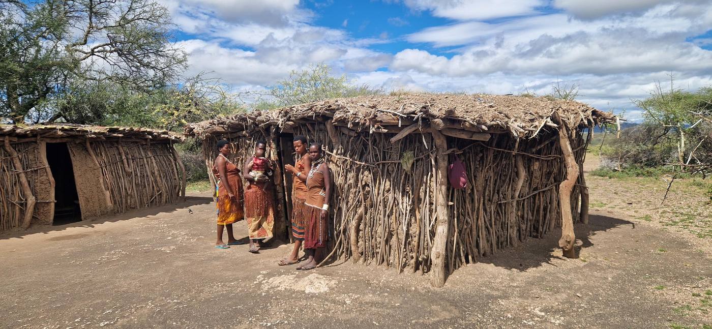 Des femmes datoga devant leur maison, au lac Eyasi
