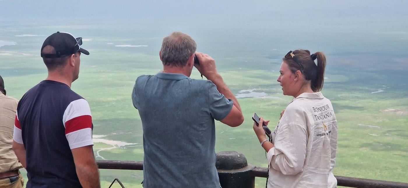 Des voyageurs admirent le cratère du Ngorongoro depuis le bord