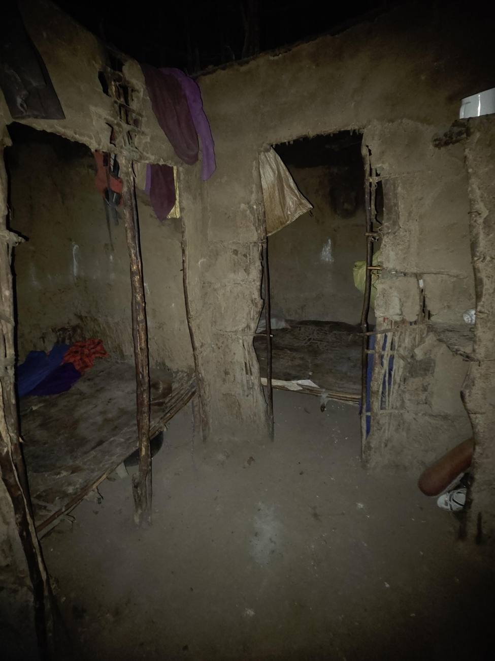 L’intérieur d’une case maasaï, lits en bois et peaux