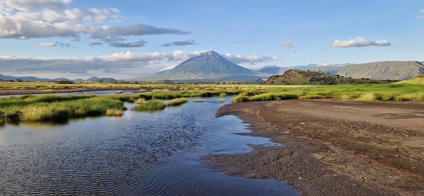 L’Ol Doinyo Lengai se reflète dans les eaux du lac Natron