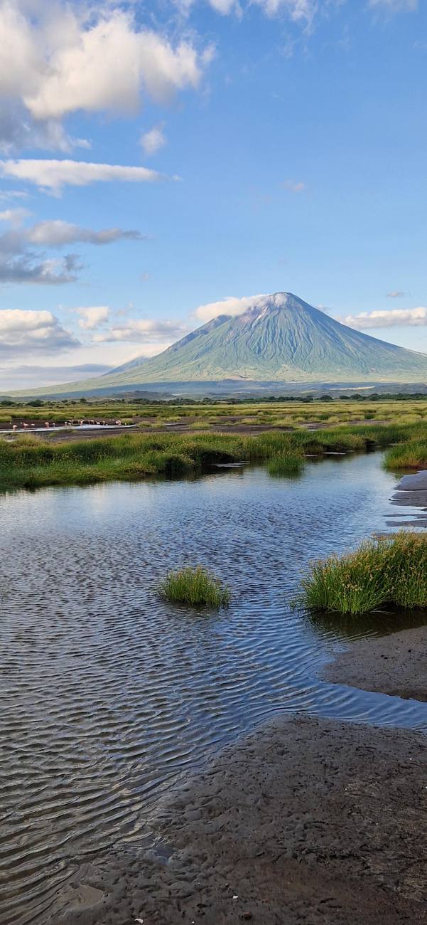 L’Ol Doinyo Lengai se reflète dans le lac Natron