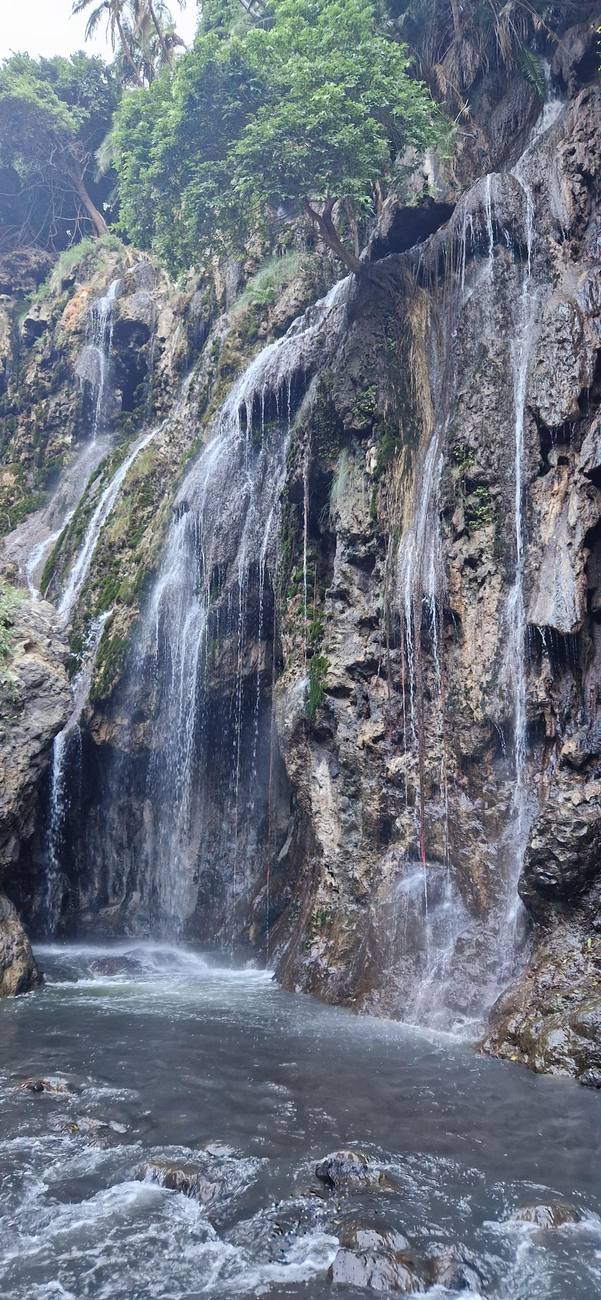 La cascade d’Engaresero ruisselle sur la falaise
