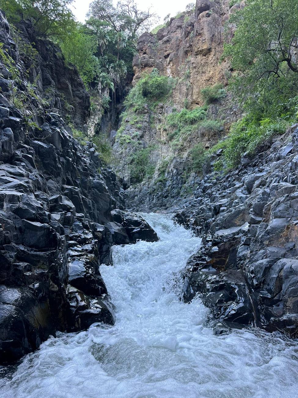 La rivière d’Engaresero dévale entre les rochers noirs