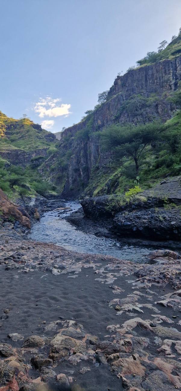 La rivière d’Engaresero entre les falaises de basalte