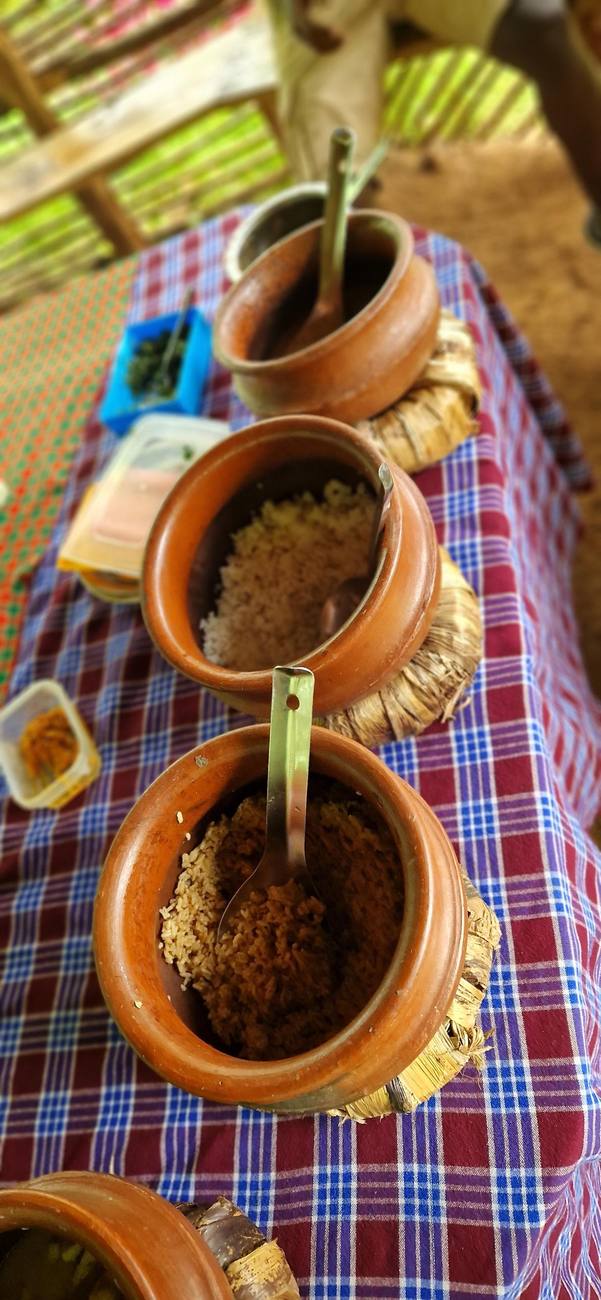 Le repas local servi dans des pots en terre
