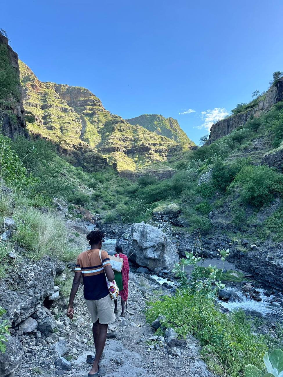 Marche dans les gorges derrière notre guide maasaï