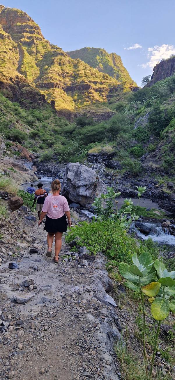 Marche le long de la rivière vers la cascade d’Engaresero