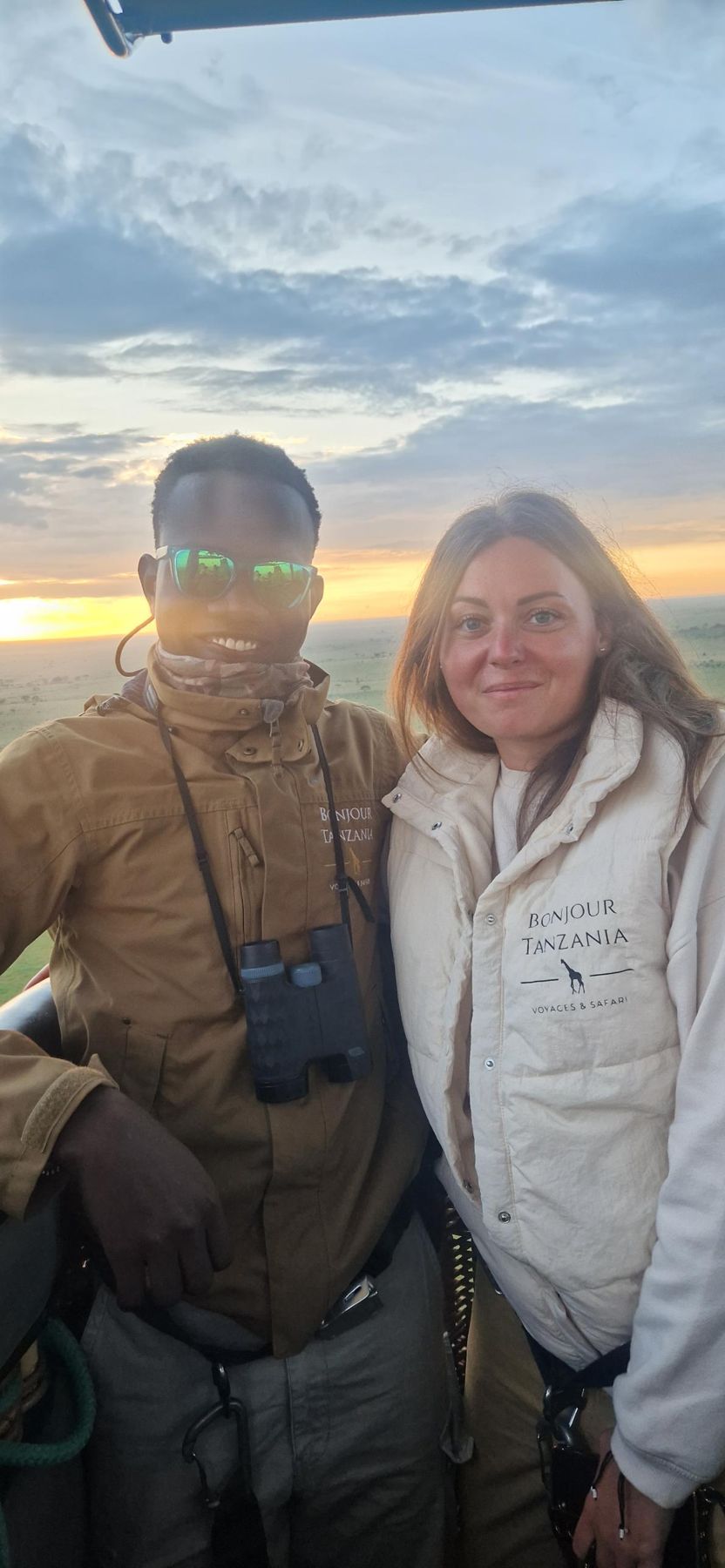 Mosson et Samantha au lever du soleil, en tenue Bonjour Tanzania