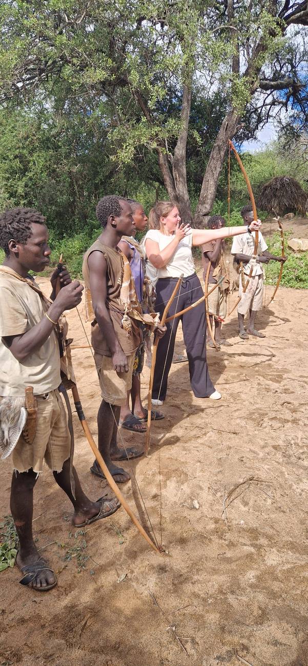 Samantha apprend le tir à l’arc avec les Hadzabé