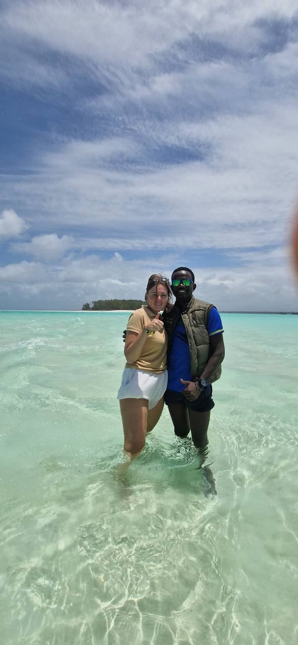 Samantha et Mosson dans le lagon de Zanzibar