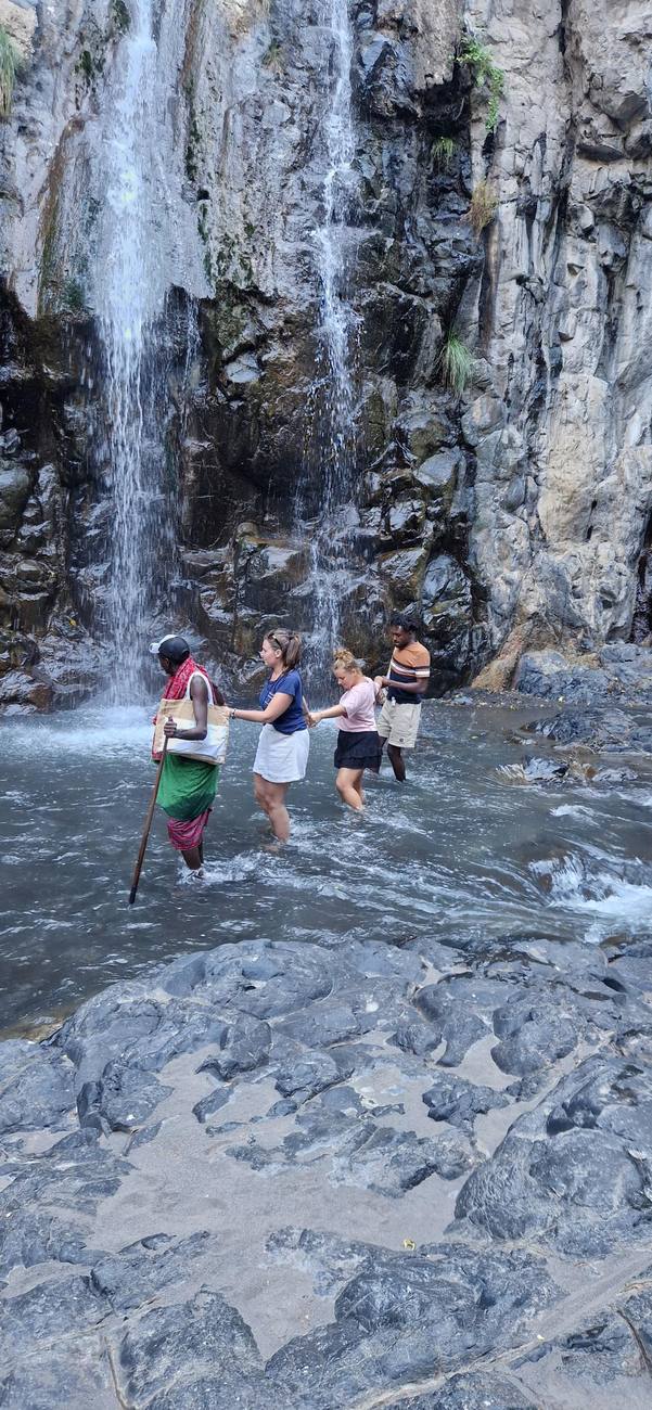 Traversée de la rivière à gué derrière notre guide maasaï