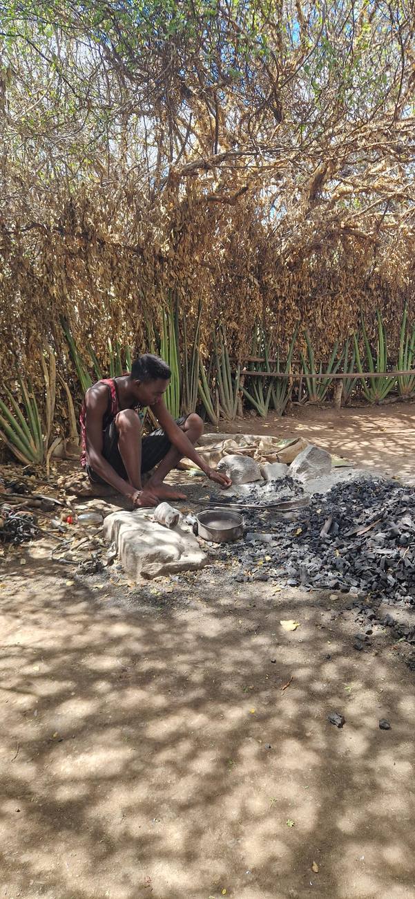 Un forgeron datoga au travail