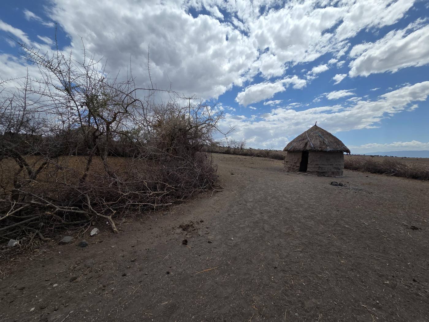 Une case au bout de la boma, sous un grand ciel