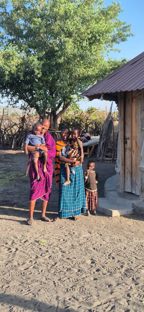 Une famille maasaï devant sa maison, au village