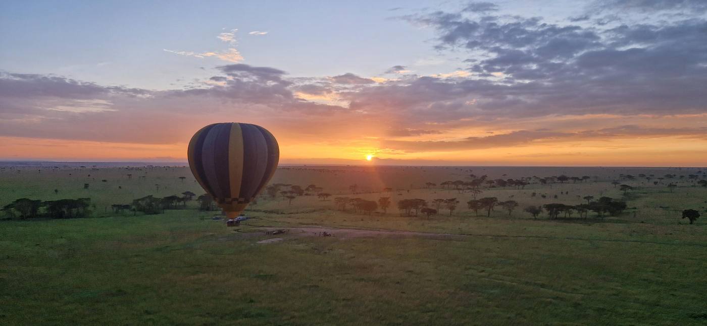 Une montgolfière au lever du soleil au-dessus du Serengeti